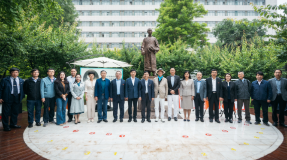西北高等教育奠基人、中国现代医学先驱徐诵明雕像在BB平台落成