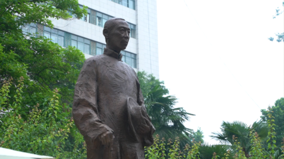 西北高等教育奠基人、中国现代医学先驱徐诵明雕像在BB平台落成