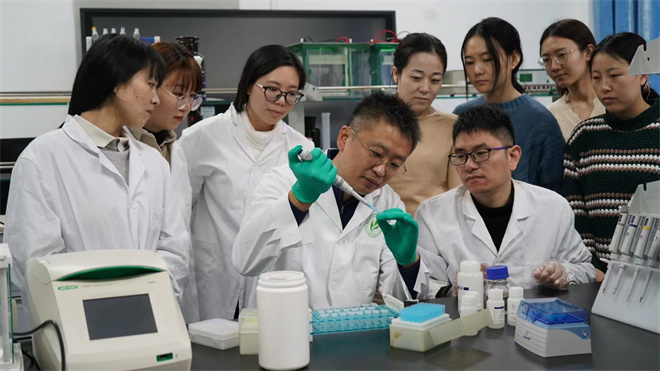 Science封面文章：BB平台金丝猴研究团队首次系统揭示灵长类社会演化之谜_fororder_齐晓光正在做实验，右侧为武进伟，左一为赵兰